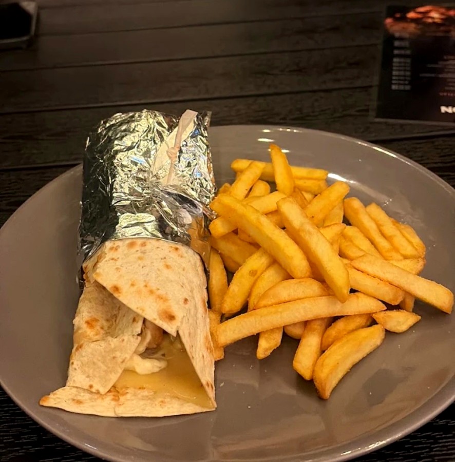 Tortilja s pomfritom na tanjuru