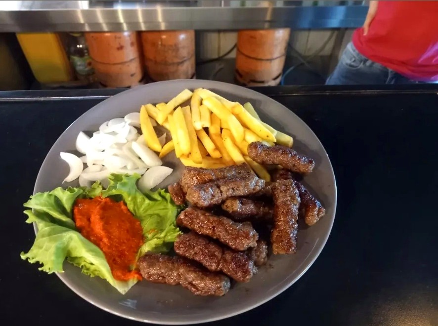 Ćevapi s pomfritom, lukom i ajvarom